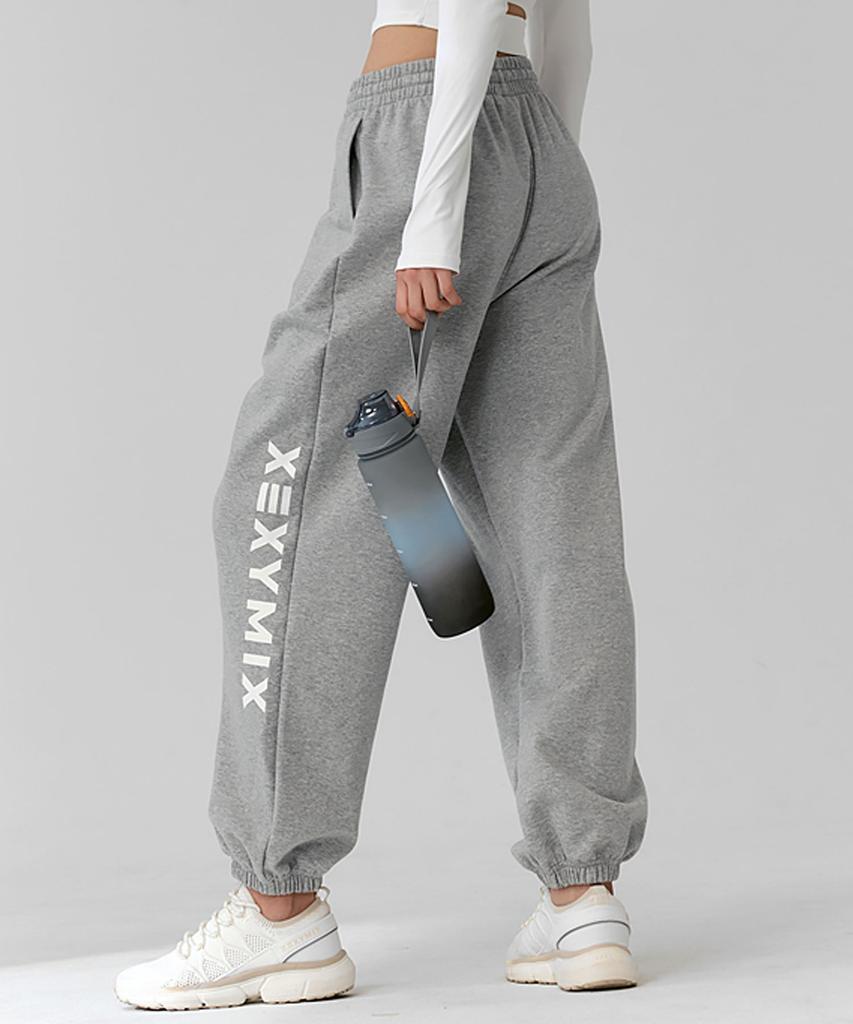 XEXYMIX Lettering Big Logo Loose Fit Jogger Pants Xfk1Pt1101 (A Type)