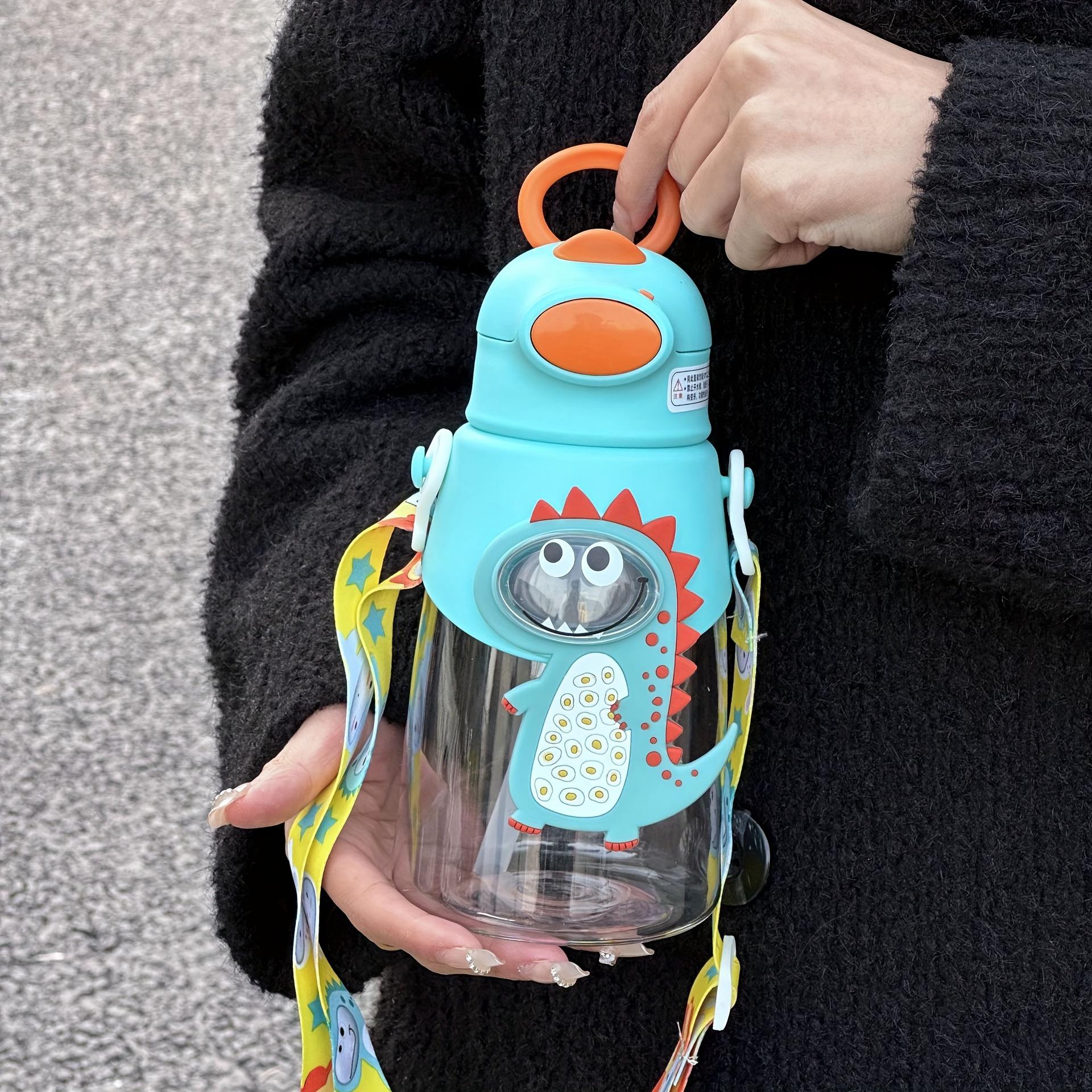 

1 шт. 750 мл пластиковая соломенная бутылка для воды с изображением животных из мультфильма, кнопка с откидной крышкой, бутылка для воды с веревкой, портативная для ежедневного домашнего активного отдыха на открытом воздухе 0.75L зелёный