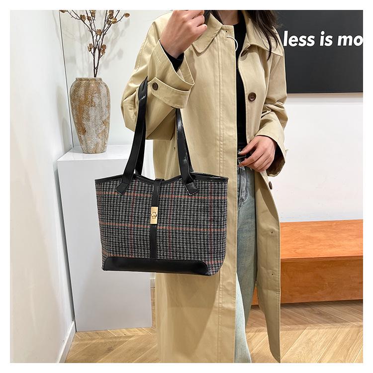 Wollige Mode-Tragetasche: Schulterhandtasche mit großem Fassungsvermögen für Herbst/Winter 2024