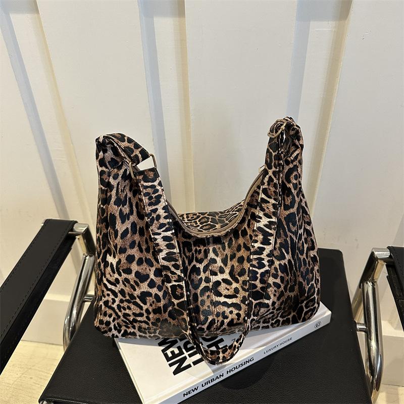 

Leopard print canvas bag women s 2025 new Korean version large-capacity messenger bag class commute shoulder armpit tote bag коричневий
