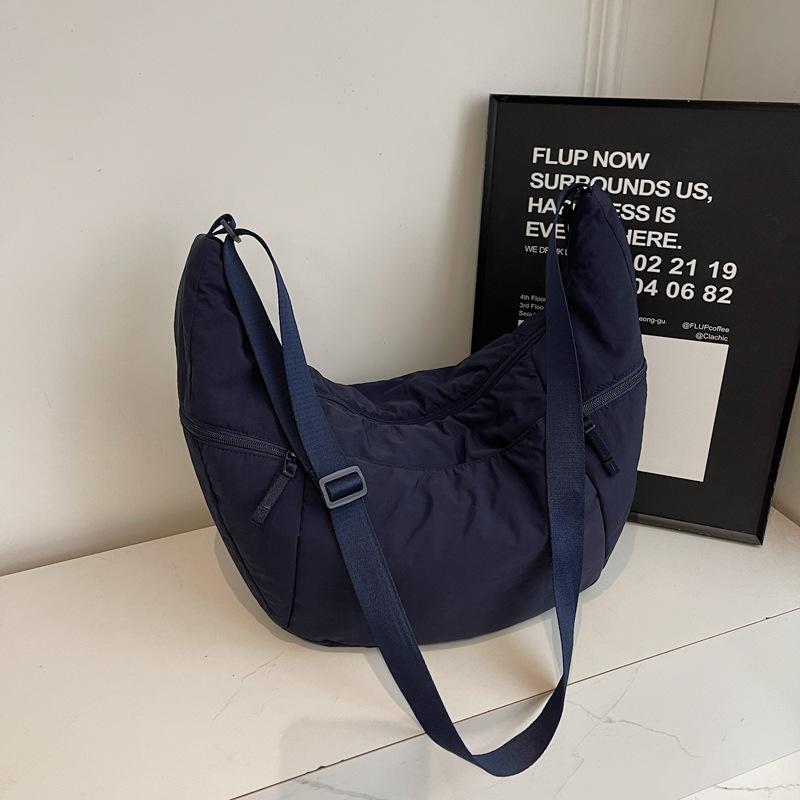 Popular winter new women's large-capacity dumpling bag light crossbody shoulder underarm bag simple classic crossbody bag
