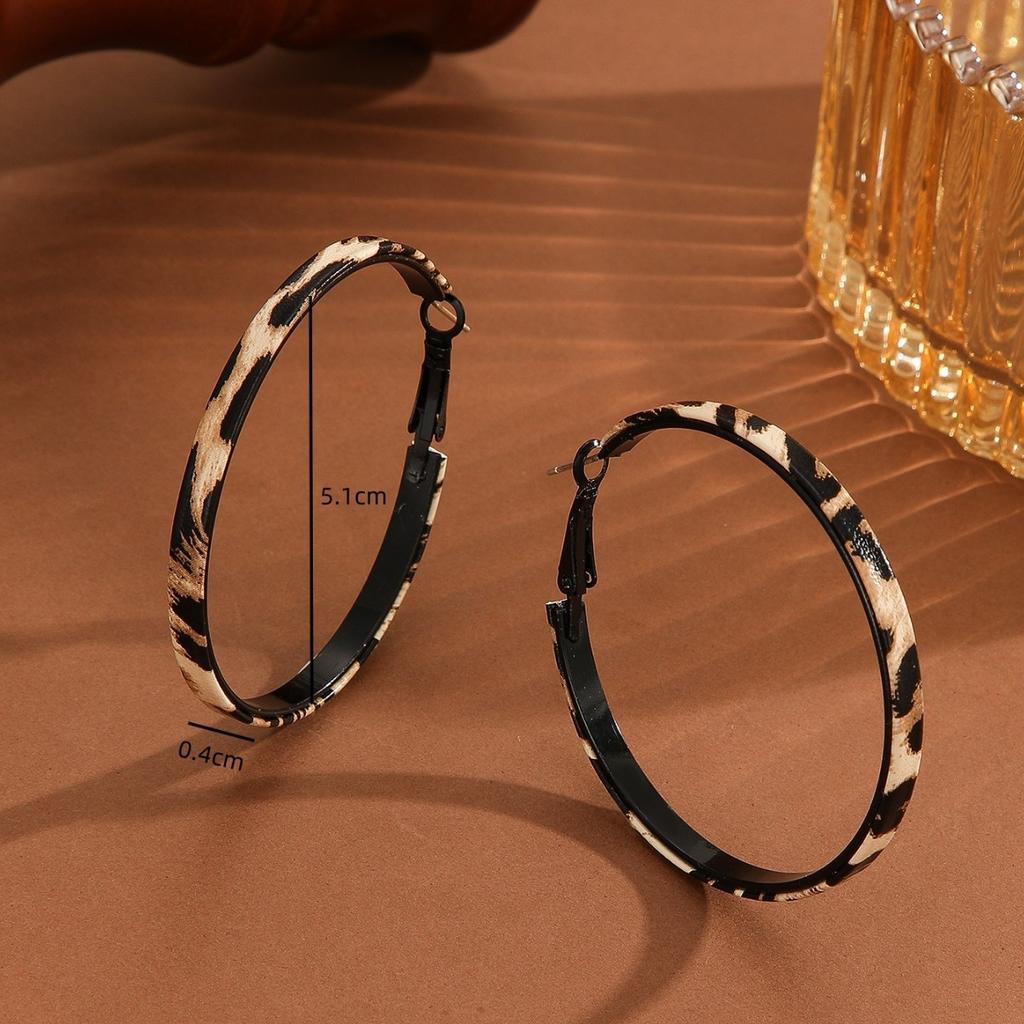 Exaggerated Leopard Print Artificial Leather Earrings, Featuring An Individualistic Ear Design and A Trendy, Niche Style.