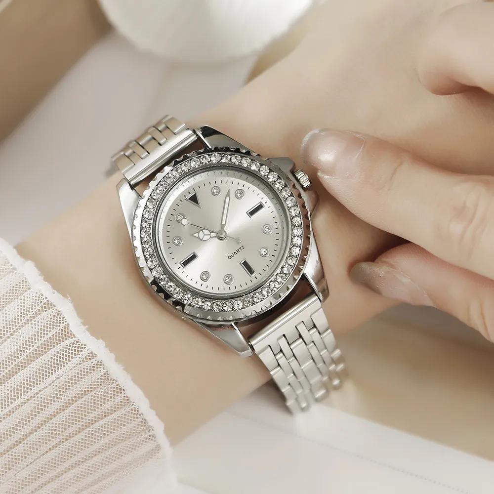 Módní dámské stříbrné jednoduché plně diamantové anglické hodinky 2025 Nová značka dámské hodinky z nerezové oceli luxusní společenské hodinky