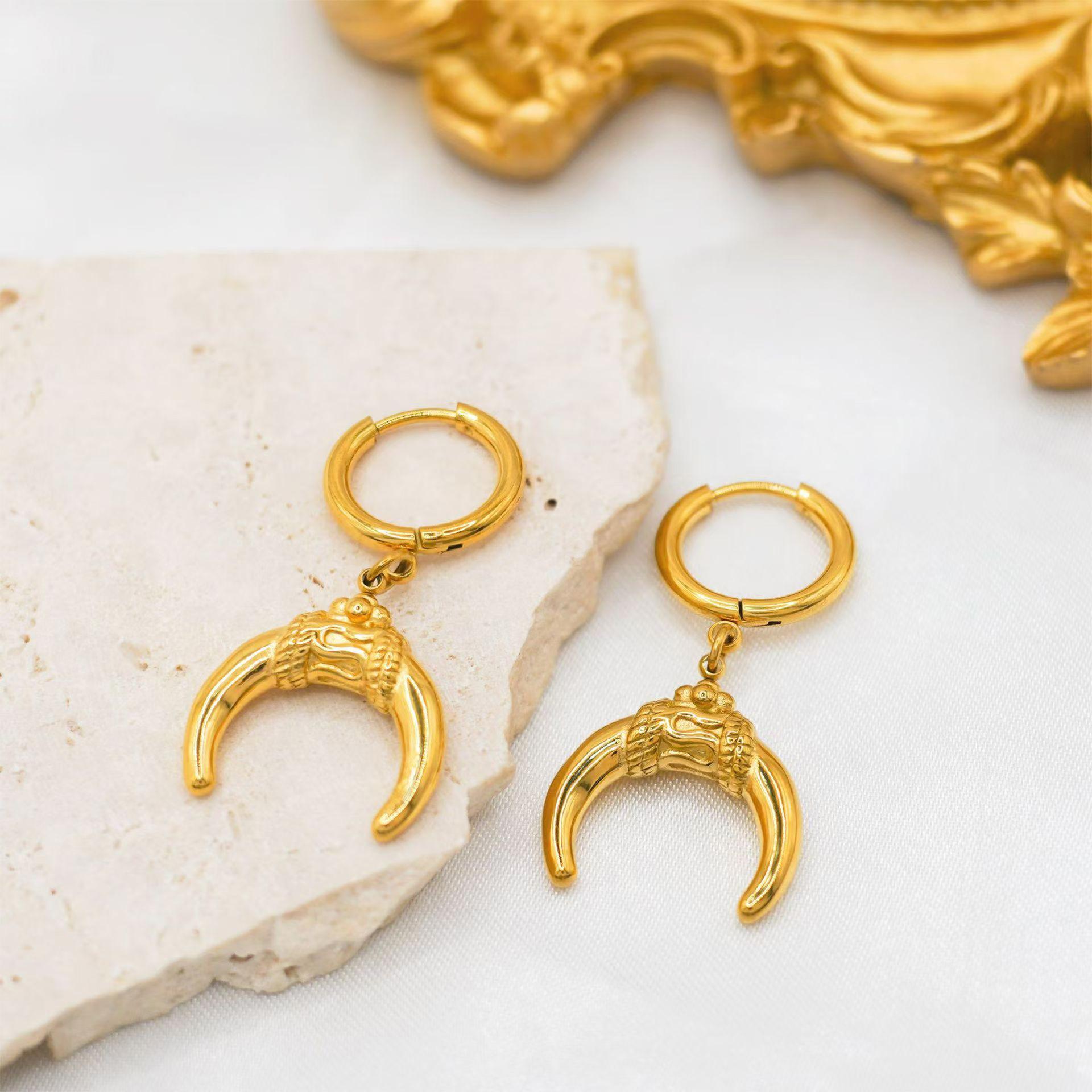 

Стильный простой нишевый дизайн осень-зима высокое чувство 18-каратное золото серьги темперамент титан сталь морской пряжка для ушей для женщин