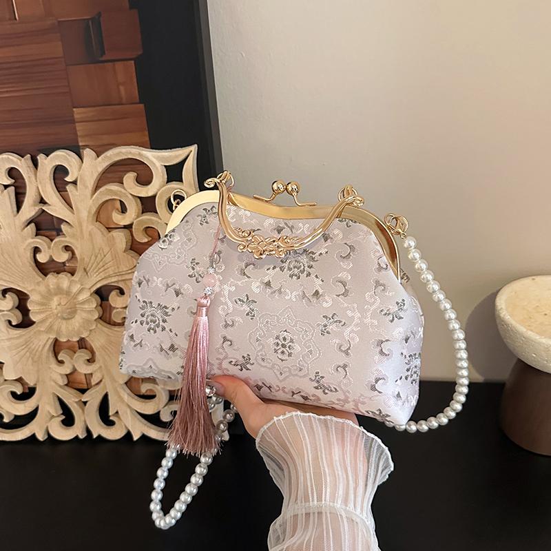 Elegant Chinese Embroidery Ladies Handbag with Pearl Chain Crossbody Fashion Shell Shoulder Bag for Evening Parties