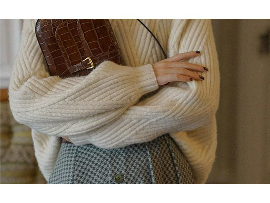 Women's Thick Knit High Neck Retro Sweater for Autumn and Winter.