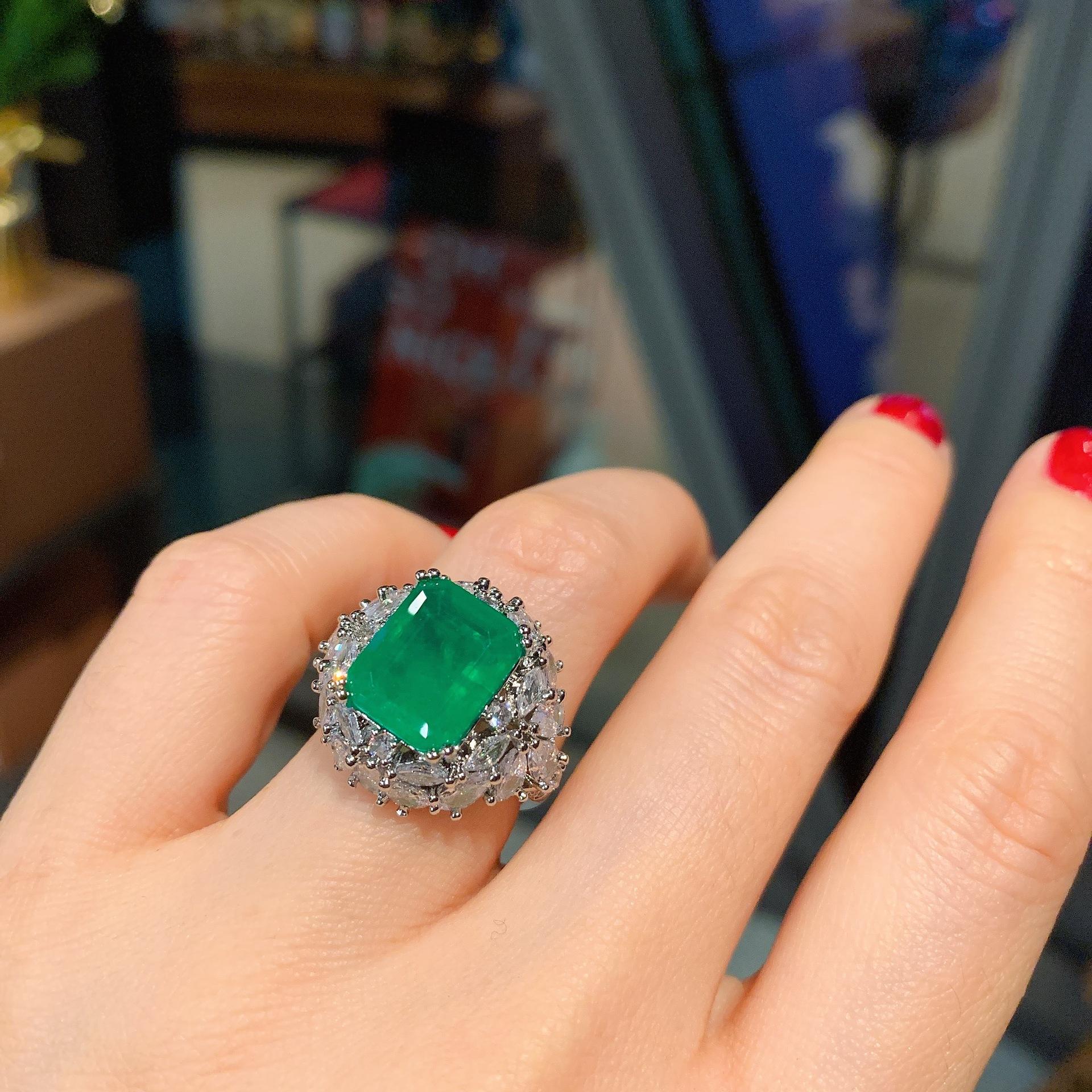 

Ювелірні вироби Імітація Смарагдового Кільця Кольє Пусети Набір Креативний Розкішний Набір з Повним Діамантовим Оздобленням 12 * 16