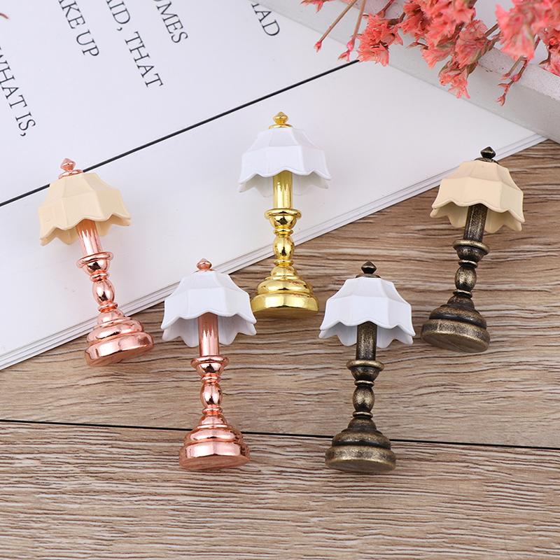 1:12 Maison de poupée Miniature Plastique Métal Rétro Lampe Lumière Alimentée par Pile Bouton Ornement Décorations de Noël