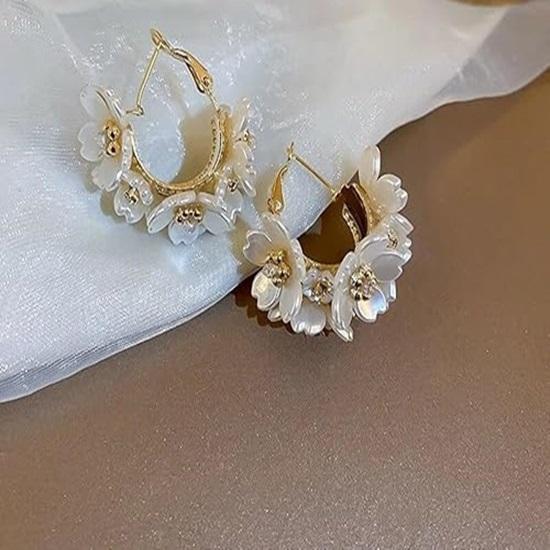 Latest Sweet Romantic Elegant White Flower Hoop Earrings Stylish Shell Resin Delicate Pearl Flower Zircon Earrings Trendy Versatile Luxury Jewellery