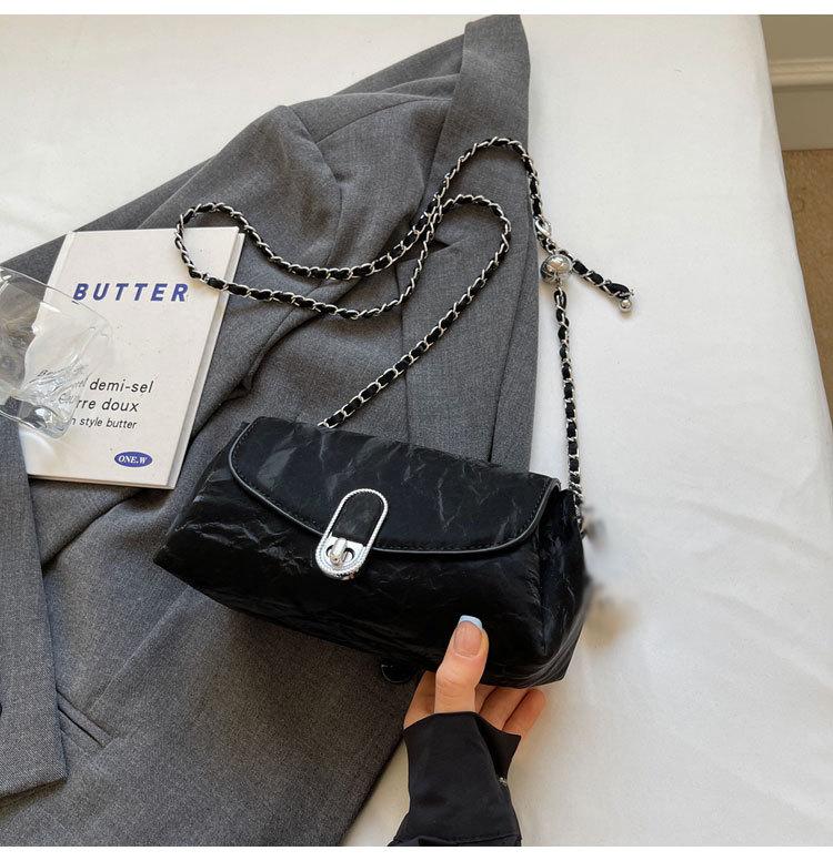 

Маленькая сумка премиум-текстуры женская 2025 новая летняя универсальная сумка-мессенджер на цепочке через плечо на одно плечо подмышку маленькая квадратная сумка