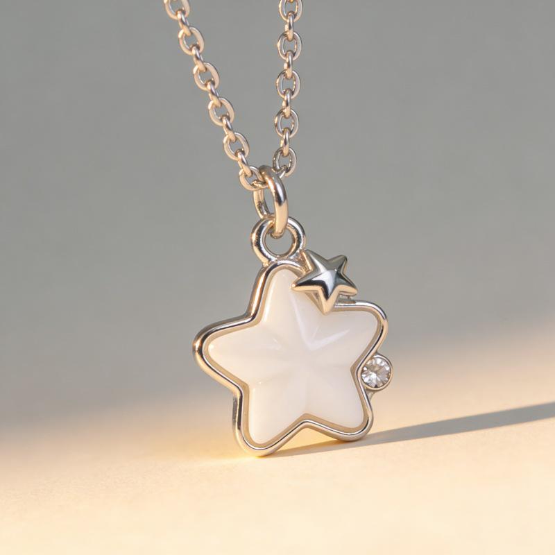 Trendy Sweetheart Enamel Flower Necklace: Chic and Cool Design for Women