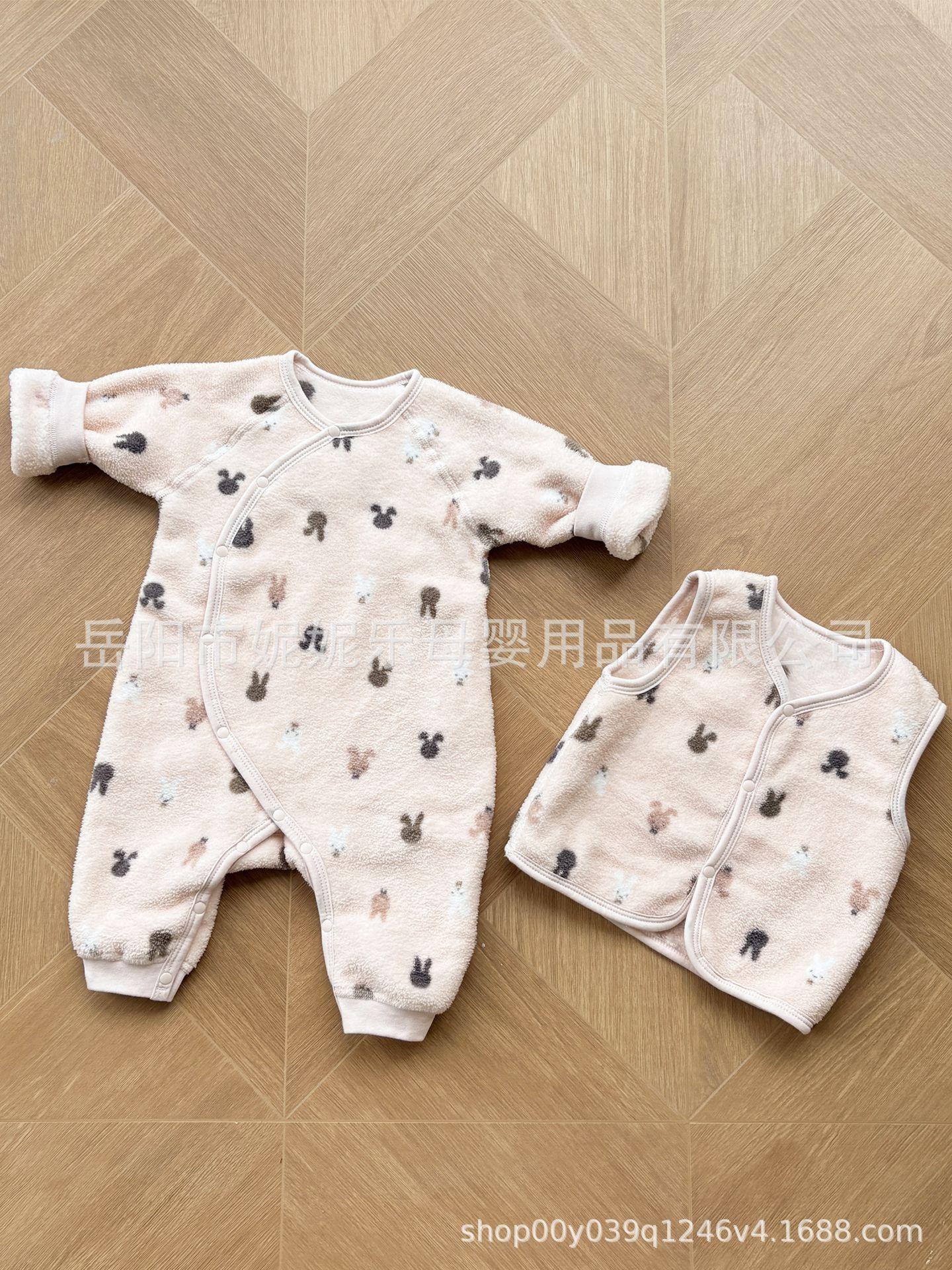 

Velvet Baby Jumpsuit: Warm Double-Sided Velvet Romper for Boys and Girls - Ideal for Autumn, Winter, and Spring Outings. 66 cm