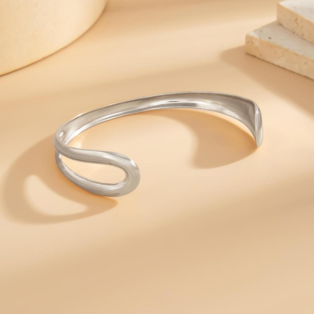 U-shaped Geometric Open Bangle: Simple Metallic Fashion for Women