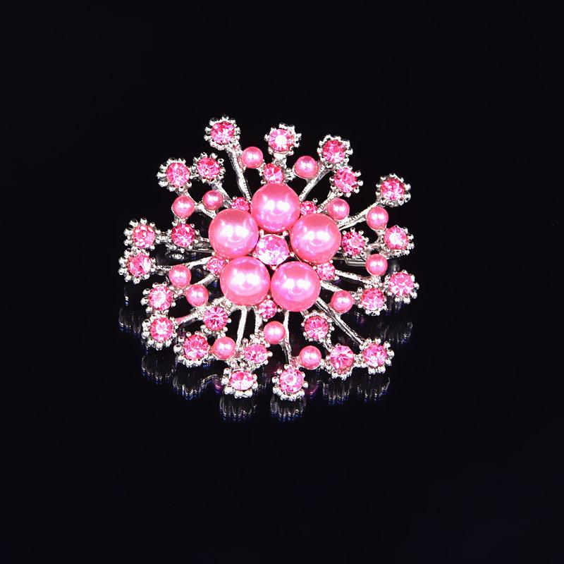 Elegant Crystal Pearl Snowflake Brooch - Exquisite Women's Floral Accessory