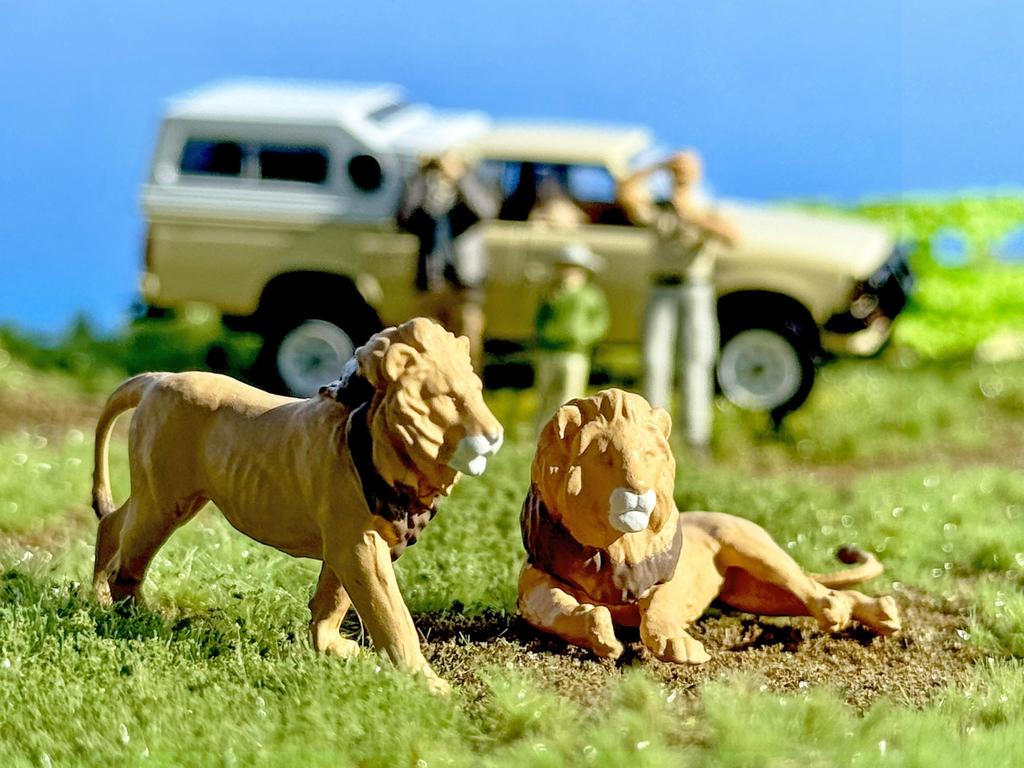 TOMYTEC GeoColle 64 CarSnap 32a Safari 4 Nissan King Cab Truck Animal Figure Set 1/64 336693