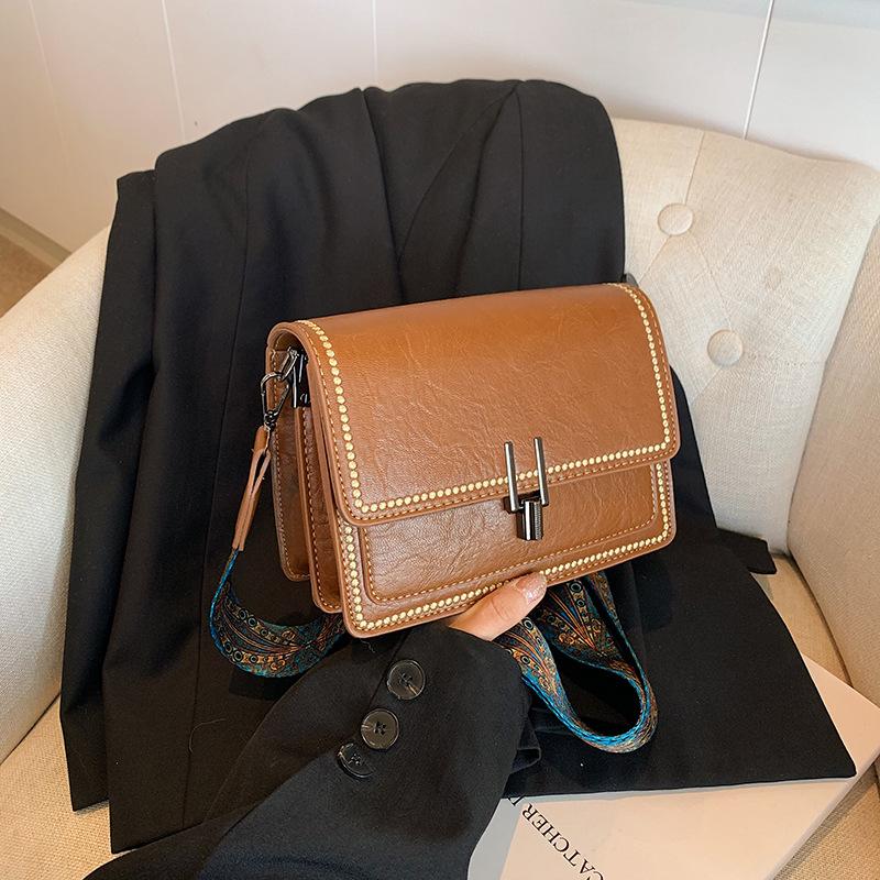 

Retro bag 2025 new fashion autumn and winter shoulder women s bag high-end broadband messenger versatile ins small square bag коричневый