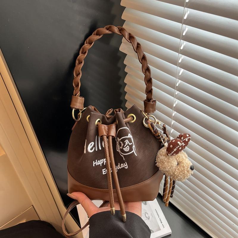 Contrasting color splicing women's bag 2026 new fashion trend retro style versatile casual simple portable messenger bucket bag
