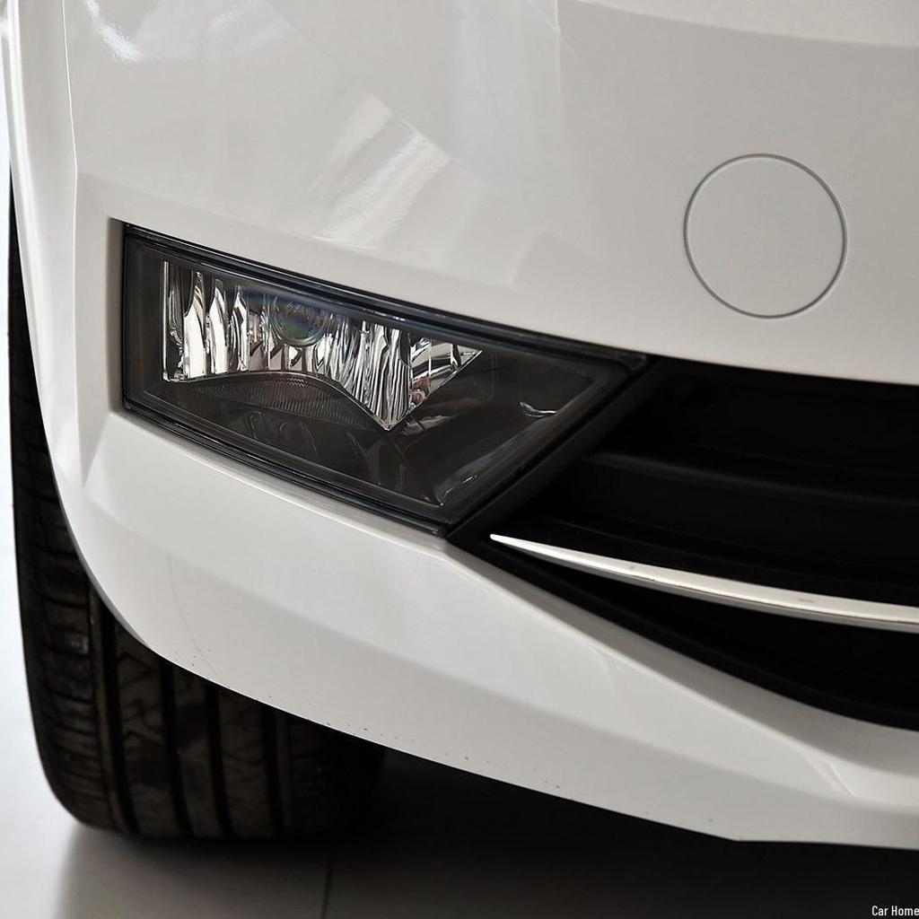 Skoda Rapid Fog Light Assembly with Daytime Running and Turn Signals, Compatible with Low and High Trim Levels