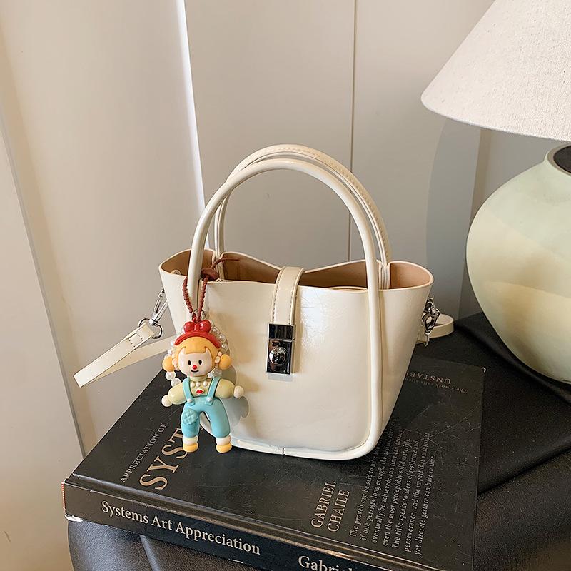 Högklassig liten väska dam 2025 ny mode mångsidig axelremsväska sommar populär handväska hinkväska