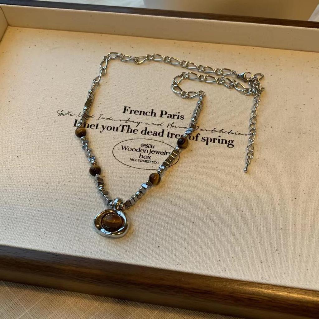 Women's Leather Tiger Eye Layered Necklace - Retro Double-Layer Choker Accessory with High-End Luxury Clavicle Chain.