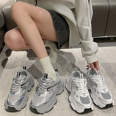 Tênis de Couro para Pai Sapatos Femininos Primavera e Verão Novo Solado Grosso Aumentado Malha Respirável Sapatos Esportivos Casuais Femininos