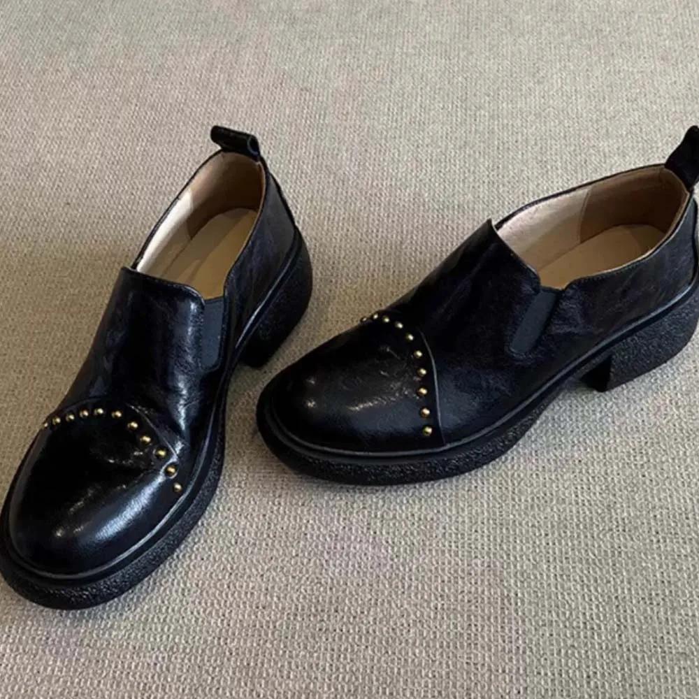 Fashion Leather Soft Women's Derby Shoes Pointed Black Flat Shoes British Casual Women's Sports Shoes Leather Slip Sleeve Rivet Nail