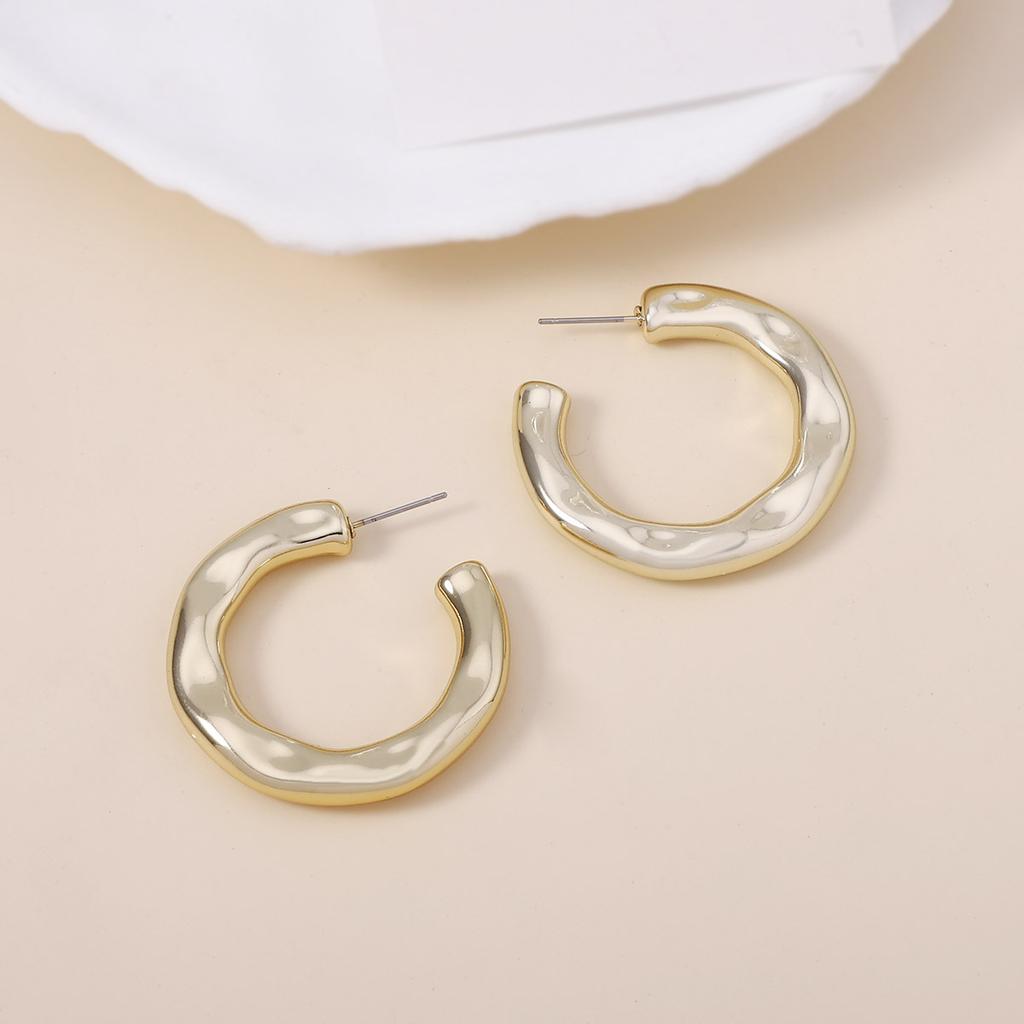 Stylish hammer-patterned geometric circle C-shaped stud earrings, simple wavy style, trendy, casual and elegant, niche earrings