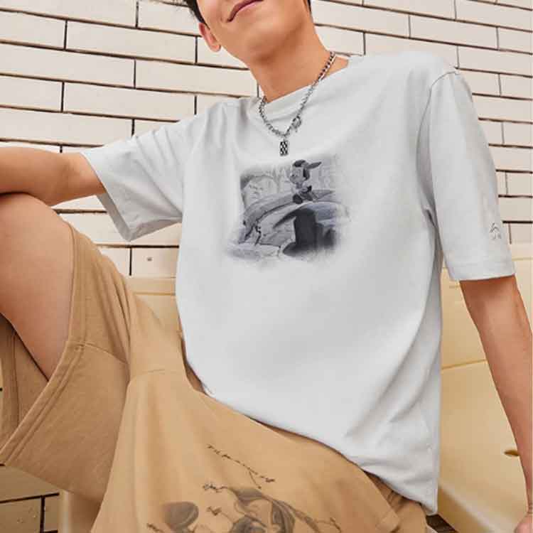 Li Ning X Disney Collaboration Pinocchio Series Cartoon Pattern Printed Round Neck Casual Short Sleeve T-Shirt Men T-Shirt White Sand Gray AHSS453-6