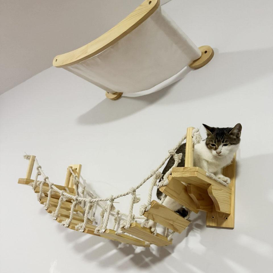 Cat Solid Wooden Suspension Bridge Wall Mounted Sisal Cat Climbing Ladder Treads For Cats to Move and Play