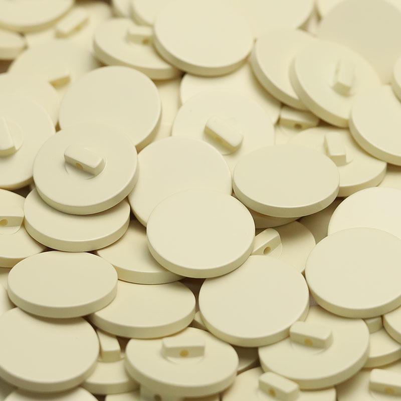 

Круглое пальто-тренч с высоким разрезом, пуговицы из смолы и запонки