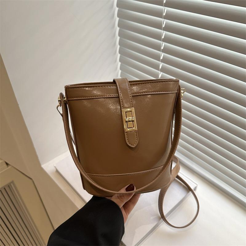 

Новая сумка женская 2025 популярная сумка-ведро нишевый дизайн осень и зима ретро повседневная корейская версия на плечо сумка-мессенджер хаки