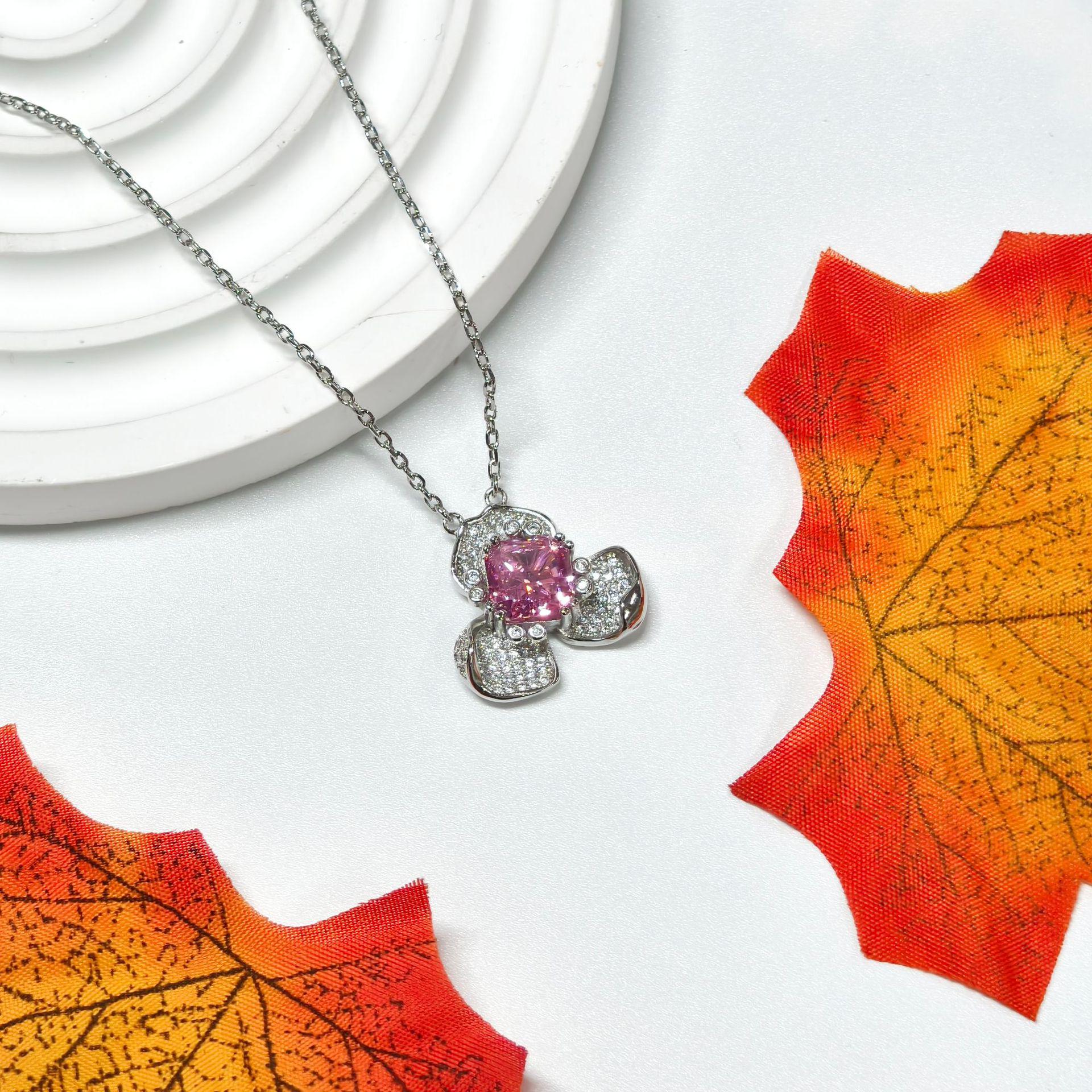 Gessen Jewelry 2 Carat Floral Pendant Necklace for Women - Elegant Craftsmanship & Simple Design