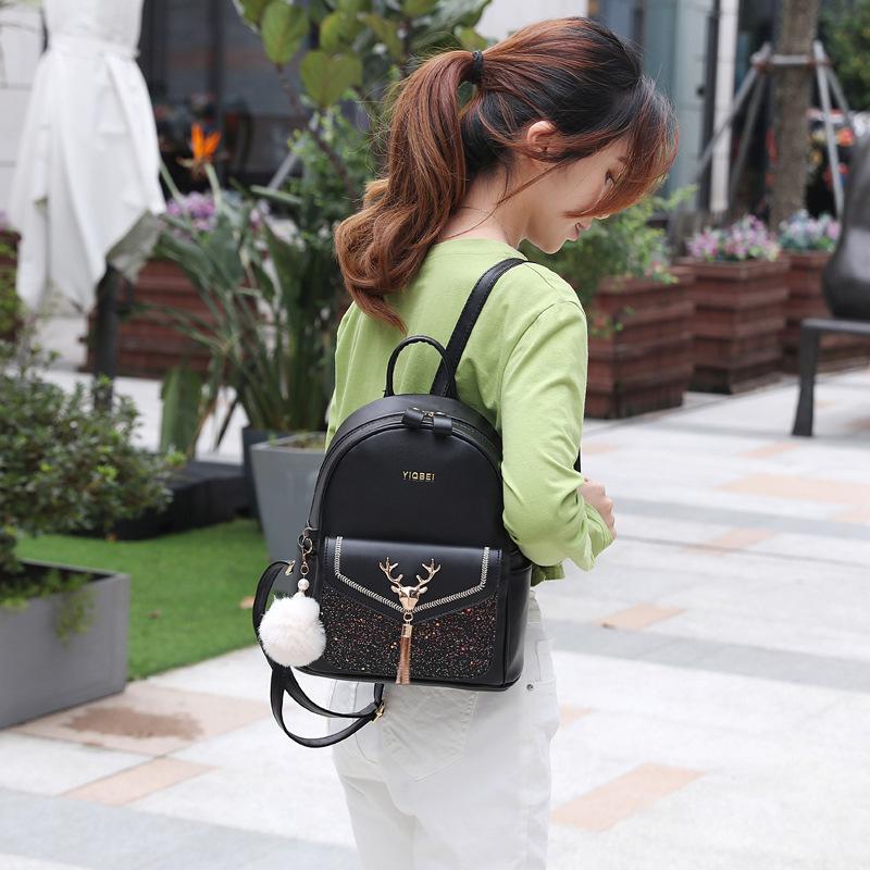 Rucsac de damă alb-negru cu paiete la modă. Rucsac de călătorie pentru petrecerea timpului liber, din piele de calitate, cu ciucuri