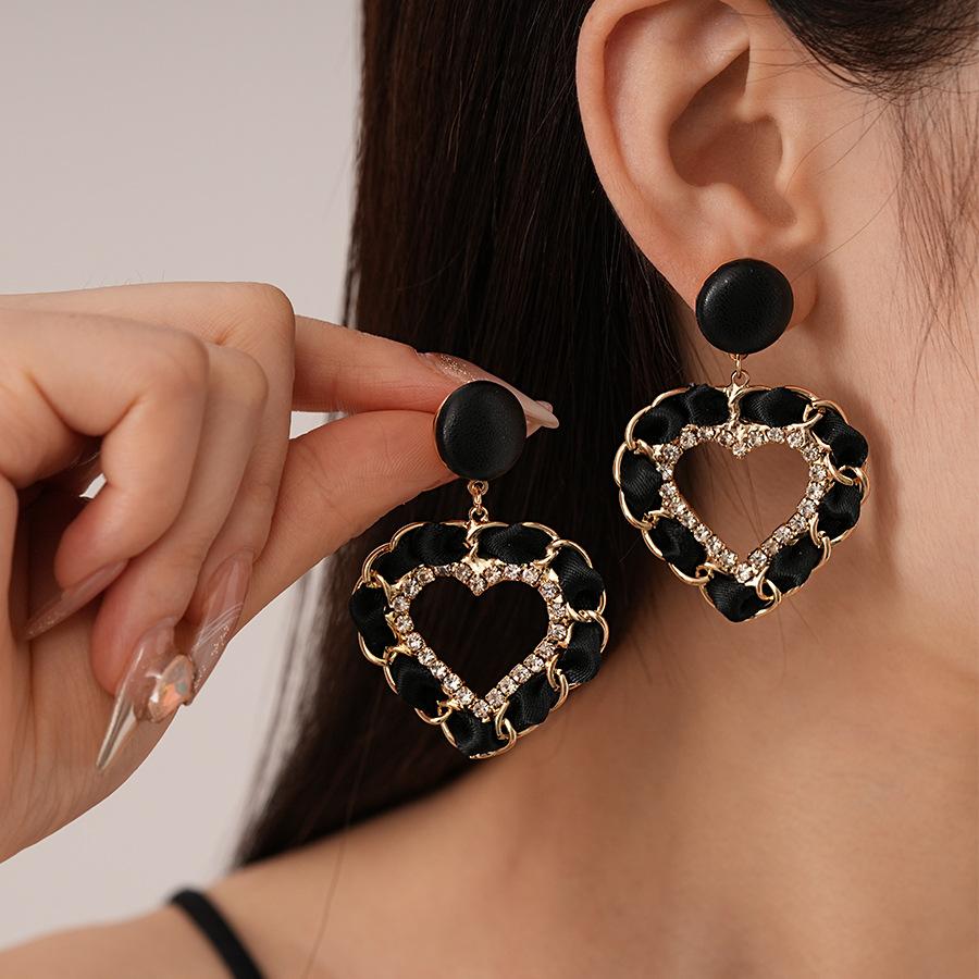 

Европейские и американские серьги в форме сердца с любовью для женщин чёрный