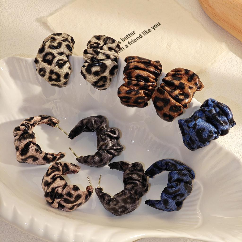 Autumn And Winter Leopard Print C-Shaped Atmospheric Pleated Earrings Women'S, Hong Kong Style Light Luxury Maillard Fashion Temperament Earrings