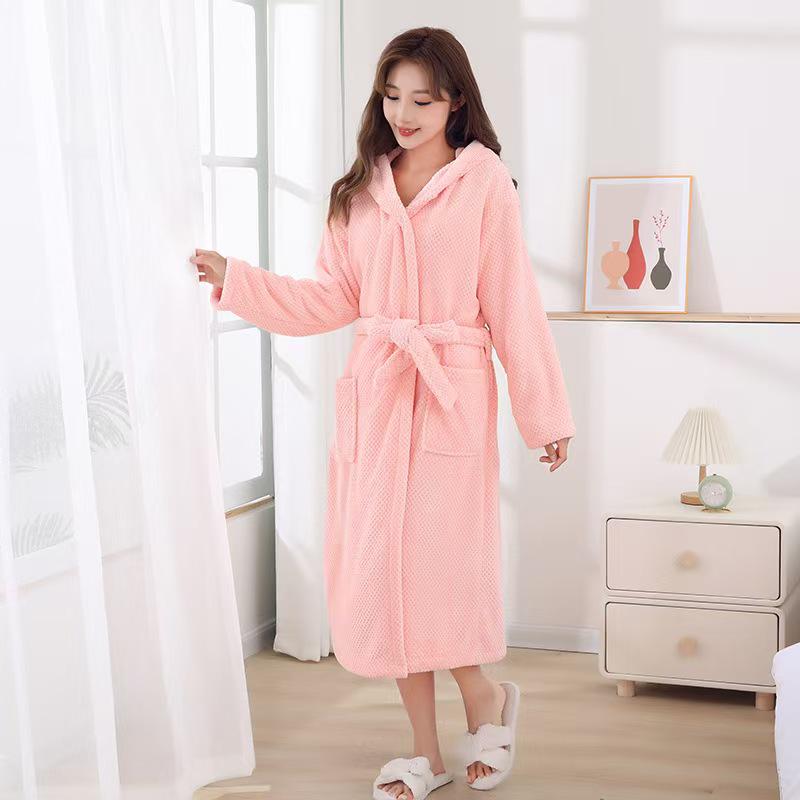 Pineapple Grid Quick-drying Coral Fleece Hooded Bathrobe – Skin-friendly, Warm, and Wearable for Winter Home Use.