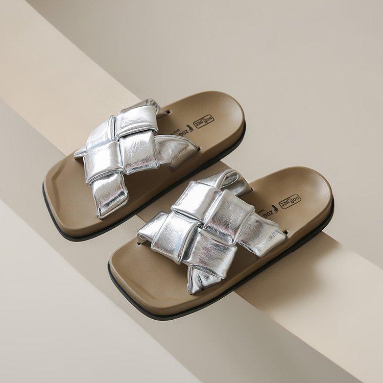 

Крутые шлепанцы на толстой подошве женские летние модные 2025 новые нишевые ретро пляжные сандалии повседневные шлепанцы на одном ремешке 40 серебряный