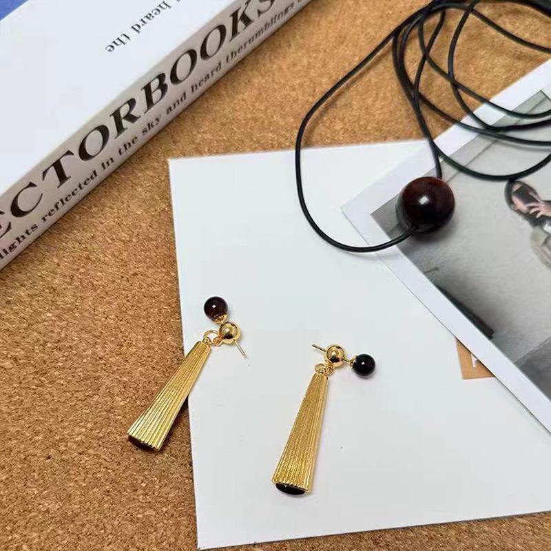 

Нишевое женское колье-чокер с кисточкой из кожаного шнурка и тигрового глаза - Минималистичное, Элегантное, Универсальное