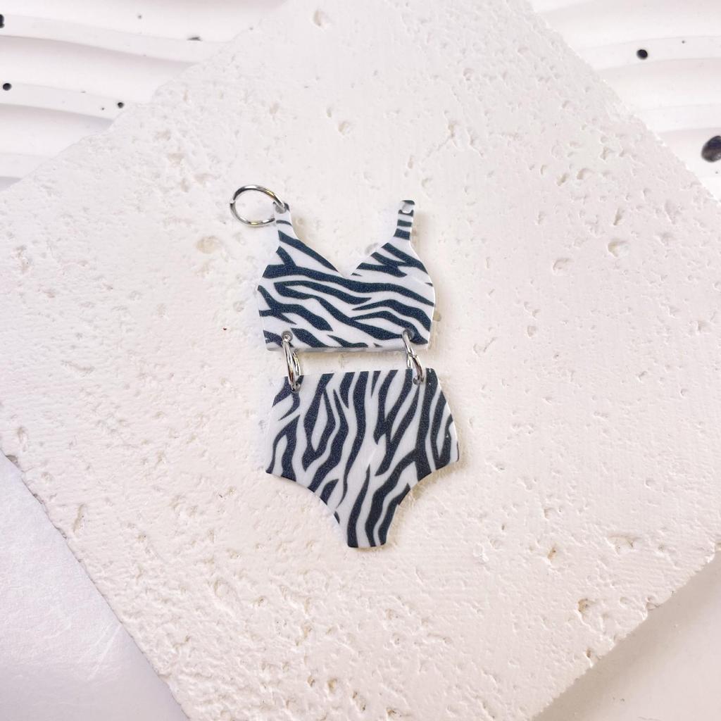 Leopardenmuster Acryl Badehose mit kleinem Anhänger und Hängeohrringen - Europäischer & Amerikanischer DIY Modeschmuck