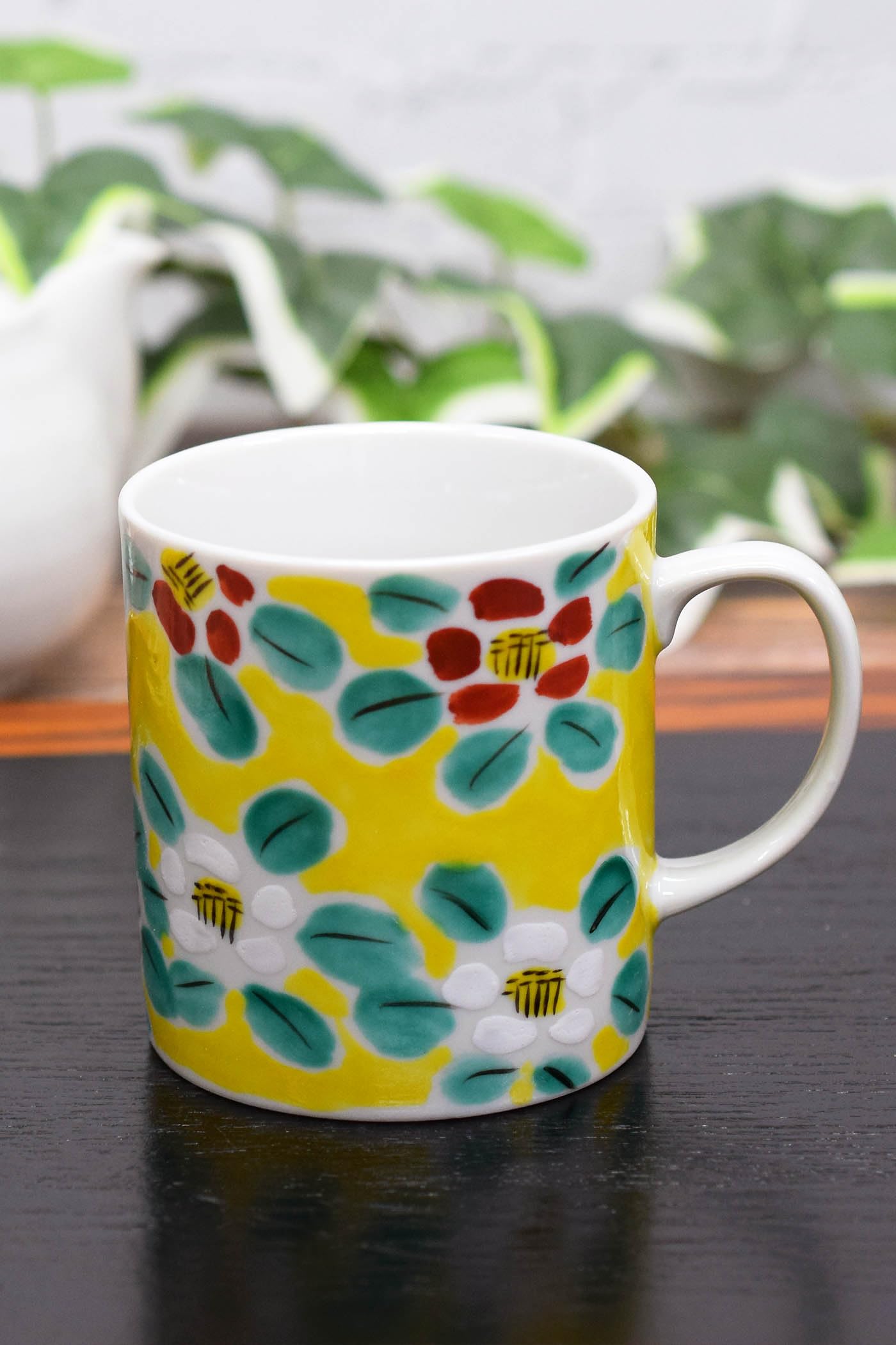 

Waza no Kura: Stylish Kutani Ware Mug with Floral Pattern, High-Quality Ceramic, Made in Japan