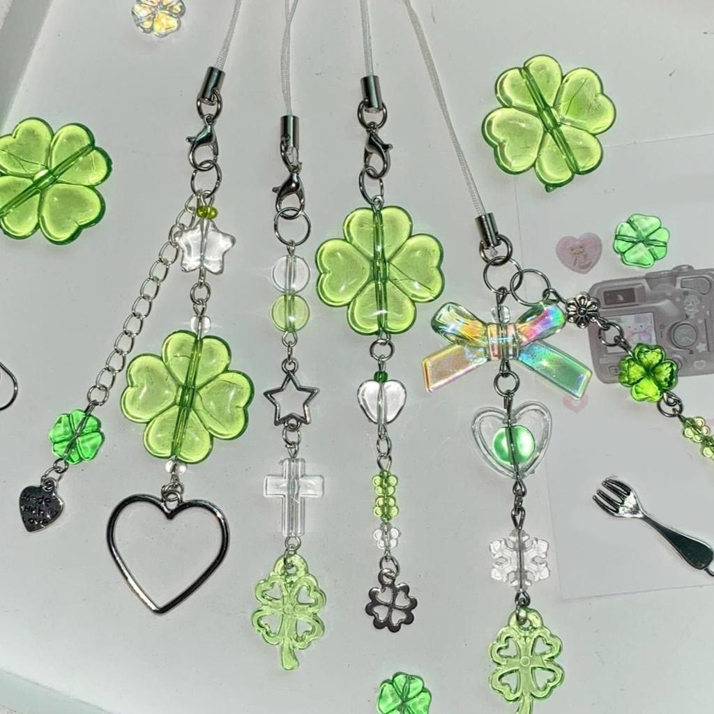 Ručně vyráběný korálkový přívěsek na telefon se čtyřmi listy trávy, stylový přívěsek na klíče, taška, doplněk vhodný pro každou příležitost.