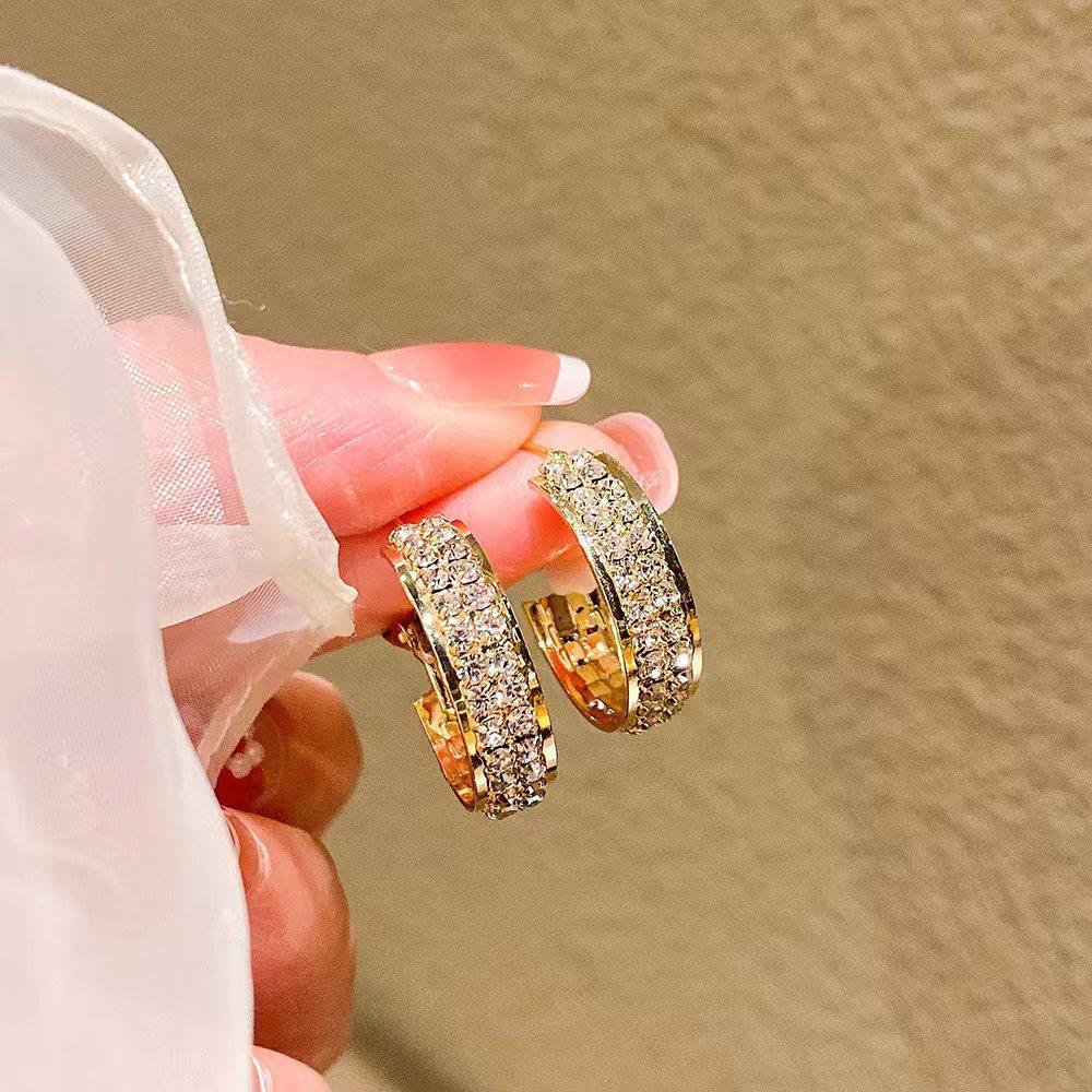 

Luxury Gold Color Full of Crystal Exquisite Hoop Earrings for Women New Temperament Geometric C-type Dangle Jewelry Accessories золотой
