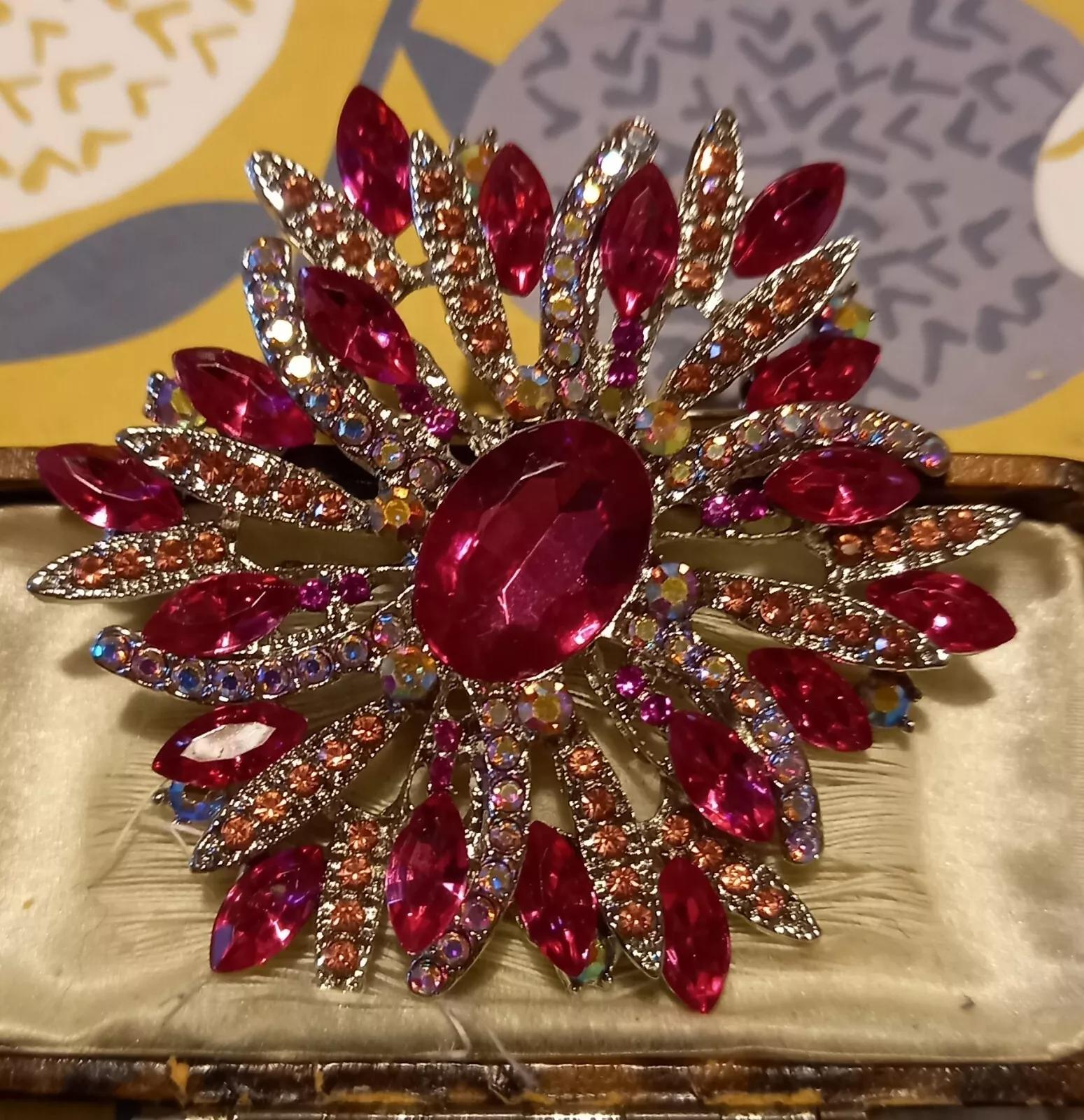 

Luxury Women Men Sparkly Crystal Shining Badges Brooch Clssic Exquistie Middle Design Rhinestone Flower Pin Accessories For Lady