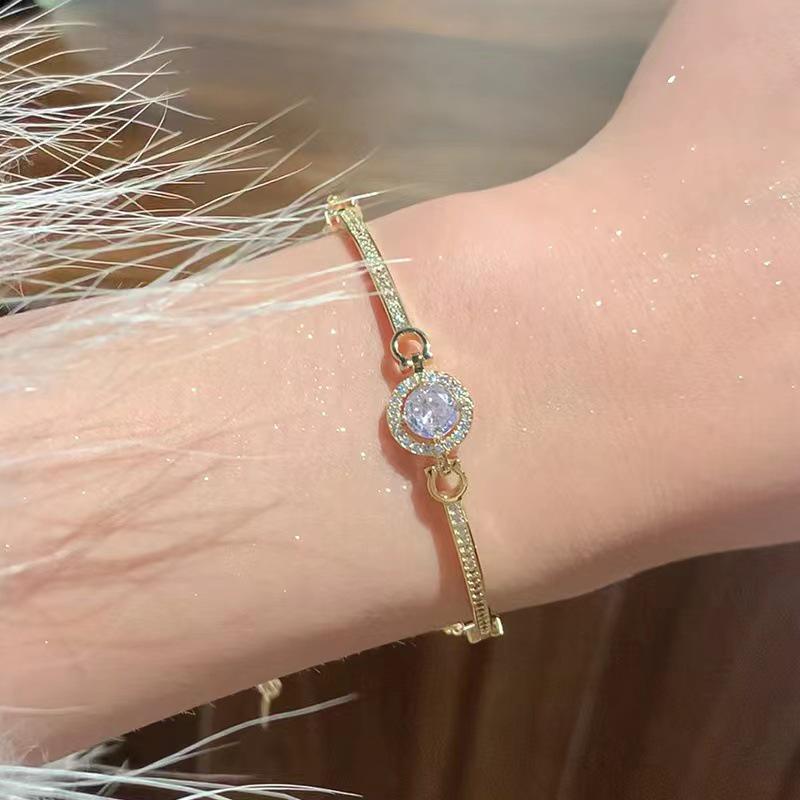Little Sun 2024 Light Luxury Star Point Bracelet for Women - Exquisite, High-End, Super Shiny
