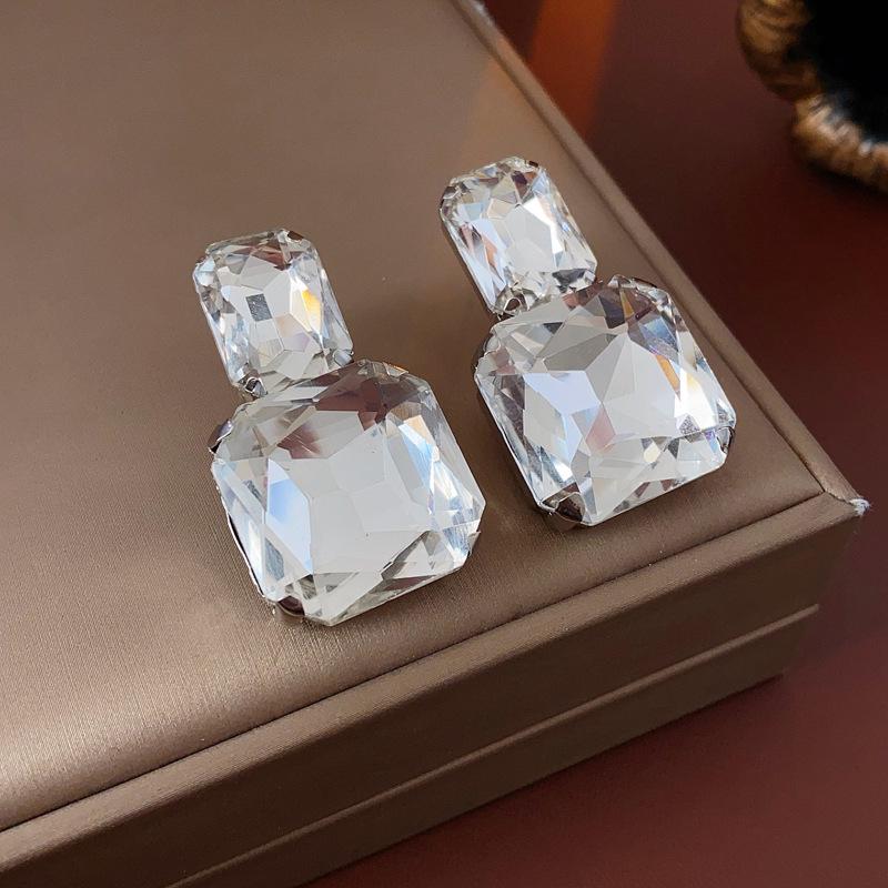 Set di orecchini a lobo quadrati con incastonatura di diamanti e collana: Accessori Formale di Lusso, alla Moda, di Alta Gamma