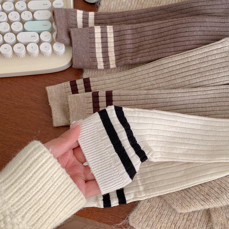 Damen Herbst und Winter Warme College Wind Vertikale Streifen Zwei Streifen In der Röhre Stapelsocken