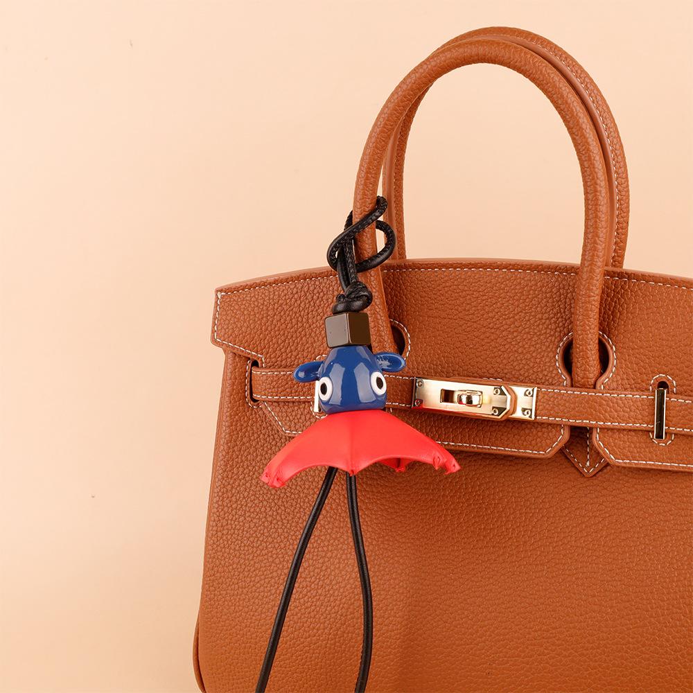 

Роскошный модный брелок для сумки Металлическая кожаная декорация Подвеска Продвинутые аксессуары для багажа Модный автомобильный брелок Креативный стиль синий/красный