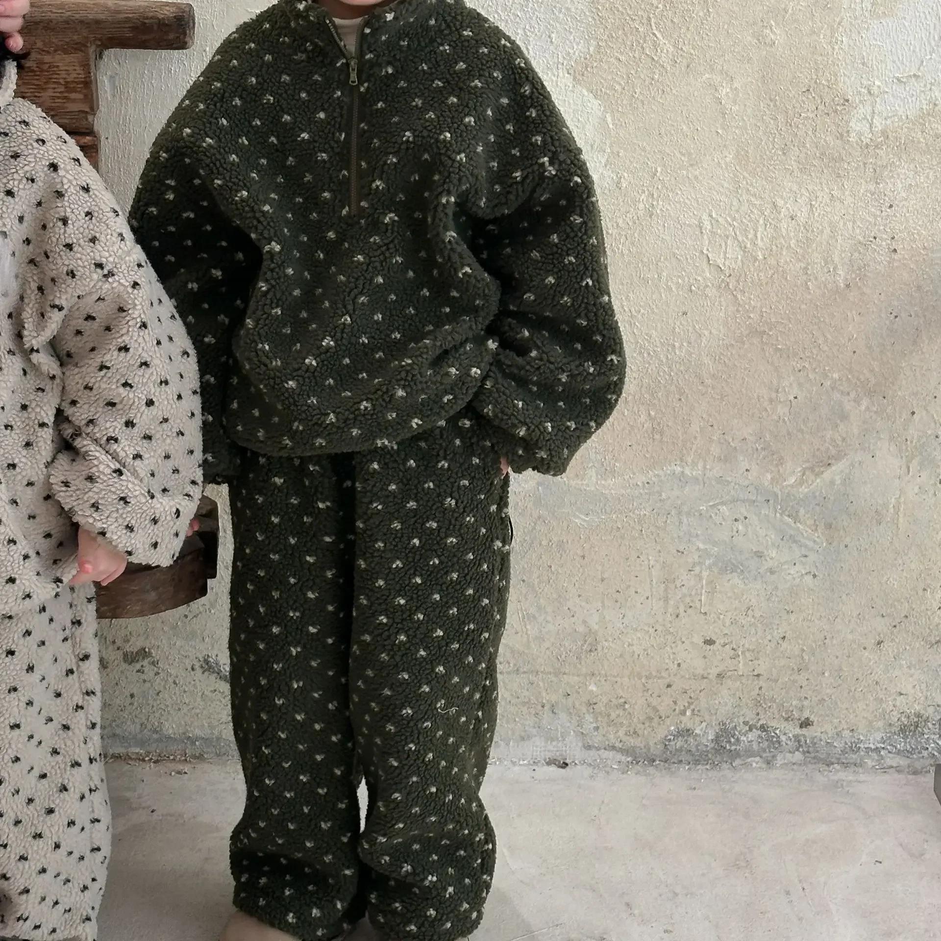 

Комплект детской одежды оптом из 2 предметов: зимний костюм для мальчика, пальто на молнии + брюки, флисовый костюм из двух частей для девочки 90