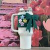 Silikon-Becherhülle für 40-oz-Becher, DIY-Set mit Schleife und Blumenanhänger, rutschfeste Schutzhülle, spülmaschinenfest, Geschenk für Becherliebhaber