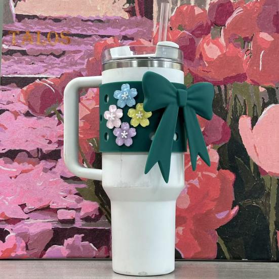 Silikon-Becherhülle für 40-oz-Becher, DIY-Set mit Schleife und Blumenanhänger, rutschfeste Schutzhülle, spülmaschinenfest, Geschenk für Becherliebhaber